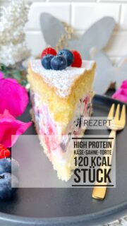 Käsesahne-Torte statt Proteinriegel! 🫐🍰  Warum einen trockenen Proteinriegel essen…
wenn du stattdessen DAS haben kannst? 👀  ✔ nur ca. 120 kcal pro Stück
✔ ca. 10 g Protein
✔ super cremig
✔ fluffiger, absolut gelingsicherer Biskuit
✔ kein bisschen trocken 😭  Und durch Complete Sweet sparst du alleine beim Zucker mehrere hundert Kalorien. 🫶  Rezept für eine kleine Springform:  🍰 Biskuit
5 Eier
125 g Complete Sweet von @nosugarsugar.de 
100 g Dinkelmehl
1 Päckchen Vanillepuddingpulver
1 gehäufter TL Weinsteinbackpulver
1 Prise Salz  Eier zusammen mit Complete Sweet und der Prise Salz ca. 12 Minuten richtig schön cremig aufschlagen.
Mehl, Puddingpulver & Backpulver mischen und vorsichtig unterheben.  Bei 175 Grad Ober-/Unterhitze ca. 20–25 Minuten backen.  🫐 Füllung
200g Sahne
500 g Magerquark
200 g Skyr 
80 g Erythrit-Stevia oder Complete Sweet von @nosugarsugar.de 
Saft einer Zitrone
2 Päckchen Sofortgelatine
400 g Heidelbeeren
250 g Himbeeren  Tipp: wenn du‘s noch leichter möchtest, nimm nur 100g Sahne dafür 300g Sky! (Das ist schon verrückt für eine Käsesahnetorte!  🍰 Pro Stück (bei 12 Stücken)
➡️ ungefähr:  * 105–110 kcal
* 10–11 g Protein
* 8–9 g KH
* 3 g Fett  Einfach alle Zutaten für die Creme miteinander verrühren und die Beeren vorsichtig unterheben. Auf den ausgekühlten Boden geben und mindestens 3 Stunden kaltstellen. 🤍  ✨ Werbung | Kooperation mit @nosugarsugar.de
Mit meinem Code VERENA10 spart ihr dauerhaft 10 % im Shop. 🫶  Wer würde dafür sofort den Proteinriegel eintauschen? 😭👇  #abnehmrezepte #kalorienarmerezepte #zuckerfrei #zuckerfreierezepte #protein