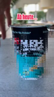 ❌ Fertiger Proteinpudding?
❌ „Gesund“ – aber voller Zusatzstoffe?  Ich hab mir die Zutatenliste angeschaut… und war sofort raus. 🙃  👉 Ab jetzt gibt’s meinen Protein-Grießpudding nur noch selbstgemacht!  Cremig. Zuckerfrei. Sättigend.
Und vor allem: Du weißt zu 100 %, was drin ist.  ✨ Warum du ihn lieben wirst:
– ohne zugesetzten Zucker
– richtig schön proteinreich
– keine unnötigen Zusatzstoffe
– perfekt zum Abnehmen
– ideal für Meal Prep
– schmeckt wie Dessert 😍  Gesüßt wird mit Erythrit-Stevia → kalorienfrei & super angenehm süß.
On top: fruchtiges Topping = Dessert-Feeling ohne Reue 🍓  💬 Hand aufs Herz:
Hast du auch keine Lust mehr auf Zutaten, die keiner versteht?  👉 Dann speicher dir das Rezept unbedingt ab!  ———  🥣 Protein-Grießpudding (4 Portionen)  Grießpudding:
800 g Milch
110 g Grieß
30 g Vanillepuddingpulver  → 90 °C | 6 Min | Stufe 2  Dann dazu:
1 kg Magerquark
90 g Mineralwasser
80 g Erythrit-Stevia
2 TL Vanille-Erythrit  → 30 Sek | Stufe 5  🍓 Frucht-Topping:
500 g TK-Früchte
40 g Erythrit-Stevia
2 EL Stärke + etwas Wasser  → 10 Min | 100 °C | Stufe 2, dann pürieren  Warm oder kalt genießen 🤍  Guten Appetit
Verena  #proteinpudding #zuckerfrei #abnehmrezepte #thermomixrezepte #highprotein