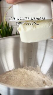 Brot selber backen? Ja. Aber bitte ohne Hefeteig-Drama. 😏🥖  Diese Protein-Körner-Ecken sind außen knusprig, innen saftig und so einfach gemacht, dass du dich fragst, warum du jemals andere Brötchen gekauft hast.  ✔️ Über 20 g Protein pro Portion
✔️ Ruckzuck zusammengerührt
✔️ Ohne Hefe und Gehzeit
✔️ Perfekt zum Vorbereiten und Einfrieren
✔️ Lauwarm mit Frischkäse? Unverschämt gut! 🤤  Und das Beste: Du brauchst keine Bäcker-Skills. Einfach Teig kneten, schneiden und ab in den Ofen.  🥖 PROTEIN-KÖRNER-ECKEN  Zutaten für 8 Stück:  * 500 g Magerquark
* 100 g Dinkelmehl Type 630
* 70 g Roggenvollkornmehl
* 130 g Dinkelvollkornmehl
* 1 Päckchen Backpulver
* ½ TL Salz
* Körner nach Wahl zum Wälzen  Zubereitung:  1. Alle Zutaten zu einem Teig verkneten.
2. Zu einem etwa 2 cm dicken Kreis formen und in 8 Ecken schneiden.
3. Mit Wasser bepinseln und in den Körnern deiner Wahl wälzen.
4. Bei 180 °C Ober-/Unterhitze ca. 30 Minuten backen, bis sie goldbraun sind.  Kurz abkühlen lassen und genießen. 🤍  💾 Speicher dir das Rezept – dein zukünftiges Ich beim nächsten Brot-Hunger wird dir danken.  Folge mir für mehr einfache, proteinreiche Rezepte ohne unnötigen Schnickschnack. 🫶  #proteinrezepte #highprotein #proteinbrötchen #brot #brötchen
