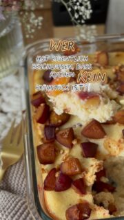 🍑🤎 Wer hat eigentlich beschlossen, dass Kuchen kein Frühstück ist?!  Also ganz ehrlich: Wenn mein Frühstück nach saftigem Zwetschgenkuchen duftet, bin ich morgens freiwillig wach. 😂🍂  Dieser kleine Herbsttraum mit Zimt, Vanille und knackigen Mandeln ist nicht nur unfassbar lecker, sondern auch ein echtes Sattmacher-Frühstück! 😍  💪 Proteinreich durch Skyr, Magerquark und Ei
🍑 Mit jeder Menge saftiger Zwetschgen
🤎 Aromatisch, zimtig und herrlich herbstlich
✨ Ganz ohne Proteinpulver
☕️ Perfekt zum Vorbereiten und am nächsten Morgen genießen  Ein Frühstück, das Genuss und eine bewusste Ernährung verbindet – denn wer sagt, dass es morgens immer Haferflocken sein müssen?! 😏  🍑 DAS REZEPT – 1 große Frühstücksportion  Zutaten:  • 250 g Skyr
• 100 g Magerquark
• 15 g Weichweizengrieß
• 10 g Vanillepuddingpulver
• 1 Ei
• 1 Eiweiß
• 1 TL Flohsamenschalen
• 250 g Zwetschgen
• 3 g gehackte Mandeln
• 35 g Erythrit-Stevia
• 1 TL Zimt
• etwas Vanille oder Vanillearoma
• 2–3 Tropfen Bittermandelaroma (optional)
• 5 g Backpulver
• 1 Prise Salz  Zubereitung:
1️⃣ Backofen auf 175 °C Ober-/Unterhitze vorheizen.
2️⃣ Skyr, Magerquark, Ei und Eiweiß glatt verrühren.
3️⃣ Grieß, Puddingpulver, Flohsamenschalen, Backpulver, Süße, Zimt, Vanille und Salz unterrühren.
4️⃣ Den Teig 10 Minuten quellen lassen.
5️⃣ Einen Teil der Zwetschgen würfeln und unterheben. Die restlichen Zwetschgen in Fächer schneiden und auf dem Teig verteilen.
6️⃣ Ca. 40–45 Minuten backen. Nach etwa 25 Minuten die gehackten Mandeln darüberstreuen.
7️⃣ Abkühlen lassen und genießen! 🤎  ✨ Mein Tipp: Bereite ihn am Vorabend zu und stelle ihn über Nacht in den Kühlschrank. Am nächsten Morgen ist er schön schnittfest und die Aromen sind wunderbar durchgezogen.  💾 SPEICHERN nicht vergessen! Damit du morgen früh nicht wieder vor der Frage stehst: „Was esse ich bloß?“ 😂  Und jetzt mal ehrlich: Team Kuchen zum Frühstück oder Team Brötchen? 👇  #sattmacherfrühstück #proteinfrühstück #zwetschgenkuchen #zuckerfreibacken #frühstücksideen