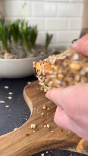 Brötchen beim Abnehmen?
Eigentlich eine schlechte Idee.  … außer du kennst diesen Trick.  Ich hab aufgehört „normale“ Brötchen zu essen,
weil sie mich einfach nur hungrig machen.  Diese hier machen das Gegenteil.  ✔ über 20 g Protein
✔ kein Hefeteig (also kein Warten)
✔ halten dich STUNDENLANG satt  Ich sag’s wie’s ist:
Wenn du die einmal gemacht hast,
kaufst du keine Brötchen mehr.  —  🥖 Protein-Körner-Ecken  500 g Magerquark
100 g Dinkelmehl 630
70 g Roggenvollkornmehl
130 g Dinkelvollkornmehl
1 Päckchen Backpulver
½ TL Salz  Teig → Kreis → 8 Stücke
Mit Wasser + Körner toppen  180 °C | ca. 30 Min  —  Speicher dir das.
Du wirst es 100% wieder suchen.  Und wenn du Brot liebst, aber abnehmen willst:
👉 folg mir.  #abnehmen #protein #highprotein #abnehmrezepte #gesunderezepte