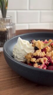 🍓 Sonntag = Soulfood-Glück!
In 30 Minuten auf dem Tisch: Beeren-Crumble ohne Zucker – knusprig, saftig und mit einem Klecks Vanille-Sahne einfach himmlisch 😍  Rezept:
 •	600 g TK-Waldbeeren
 •	2 EL Speisestärke
 •	1 TL Vanille-Erythrit
 •	300 g Dinkelmehl
 •	150 g Butter
 •	150 g Xylit/Birkenzucker  So geht’s:
 1.	Auflaufform fetten, Backofen auf 180 °C Umluft vorheizen
 2.	Beeren mit Stärke mischen, in die Form geben
 3.	Mehl, Butter & Xylit verkneten → Streusel über Beeren
 4.	30 Minuten backen, mit Vanille-Sahne servieren  💬 Wer will ein Stück? Tagge deine Dessert-Buddy und mach den Sonntag süß!  #crumble #streusel #zuckerfrei #schnellerezepte #einfachbacken