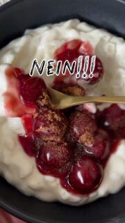 🔥 PROTEIN-MILCHREIS, DER WIE DESSERT SCHMECKT (aber 50g+ Eiweiß hat 😍)  Ich schwöre… das ist kein „Fitness-Essen“.
Das ist SÜßES Löffelglück ohne Reue.  Cremig. Vanillig. Soulfood pur. 🤤  Und das Beste:
👉 kein Fertig-High-Protein-Milchreis
👉 kein Zucker
👉 nur echte Zutaten + EIN Trick  ⸻  💡 DER GAMECHANGER:
Vanillepuddingpulver in Milchreis + Kirschen
→ macht alles dick, cremig & komplett dessertmäßig  ⸻  🍚 Protein-Milchreis (4 Portionen)  Grundlage:  * 800 g Milch (1,5 %)
* 180 g Milchreis
* 1 Prise Salz
* 1 TL Vanille  👉 Ofen-Variante (ultra cremig!):
160 °C O/U ca. 60 Min
nach 30 Min einmal umrühren  👉 oder klassisch im Topf  ⸻  Cremig machen:  * 30 g Vanillepuddingpulver
* 100 g Milch / Wasser
* 40 g Erythrit  kurz aufkochen → wird sofort pudding-dick 😍  ⸻  Protein-Upgrade:  * 500 g Skyr
* 500 g Magerquark
* 80–100 g Mineralwasser (für „Löffel-Creme“)  → einrühren, fertig.  ⸻  🍒 KIRSCHEN-TOPPING (Suchtfaktor!)  * 1 Glas Sauerkirschen
* etwas Saft
* 1 TL Vanillepuddingpulver  → kurz aufkochen bis es glänzend & dick wird 🤤  ⸻  Ergebnis:
👉 schmeckt wie Dessert im Restaurant
👉 aber ist eigentlich Meal Prep
👉 und macht richtig satt  ⸻  💾 Speichern, wenn du Zuckerfrei nicht langweilig essen willst.  #pudding #protein #milchreis #highprotein #abnehmrezepte