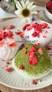 🚨 Der Mochi-Trend… aber HIGH PROTEIN & zuckerfrei! 🍵🍓💚 Ich glaube, das wird mein neuer Lieblingssnack für den Sommer! 😍 Außen herrlich chewy, innen eiskalt, cremig und mit richtig viel Protein. Perfekt als Snack, Dessert oder nach dem Training. 💪 ✨ Du brauchst (6 Mochis):
(Anzeige)
🍓 Erdbeerfüllung
• 180 g Skyr Natur
• 80 g Magerquark
• 60 g Erdbeeren, klein gewürfelt
• 1 EL zuckerfreie Erdbeermarmelade von @nosugarsugar.de
• etwas Erythrit-Stevia von @nosugarsugar.de 🍵 Matchafüllung
• 180 g Skyr Natur
• 80 g Magerquark
• 1–1,5 TL Matcha
• etwas Erythrit-Stevia von @nosugarsugar.de
• Optional: 1 kleine Erdbeere als Überraschung im Kern Außerdem:
• 6 Blatt Reispapier
• Etwas Speisestärke zum Bestäuben Mit dem Code Verena10 sparst Du dauerhaft 10% im Shop von @nosugarsugar.de! 👩🏼🍳 Zubereitung 1. Beide Cremes separat verrühren.
2. Für ca. 30–45 Minuten einfrieren, damit sie fester werden.
3. Reispapier 3–5 Sekunden in Wasser tauchen.
4. Mit 2–3 EL Creme füllen und zu einem Mochi verschließen.
5. Mit etwas Stärke bestäuben.
6. Für 1–2 Stunden einfrieren und vor dem Essen 5–10 Minuten antauen lassen. 💚 Nährwerte (pro Mochi, ca.)
✨ 47 kcal
💪 5 g Protein
🥄 5 g Kohlenhydrate
🥥 0,4 g Fett Speicher dir das Rezept unbedingt ab und schick es an jemanden, der Matcha oder Mochis liebt! 🥹👇 Team 🍵 Matcha oder 🍓 Erdbeere? Schreib’s in die Kommentare! 💚 #gesunderezepte #highprotein #eis #zuckerfrei #abnehmrezepte
