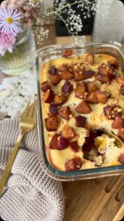🍂🍑 POV: Du frühstückst Kuchen und dein ganzes Zuhause duftet nach Herbst. 🤎  Saftige Zwetschgen, warmer Zimt, ein Hauch Vanille und knackige Mandeln … 😍 Dazu ein Cappuccino und der Herbstmorgen ist perfekt! ☕️  Ihr liebt meine Sattmacher-Frühstücke – und diesen Zwetschgenkuchen müsst ihr unbedingt ausprobieren! 🥹💜  Denn wer sagt eigentlich, dass Kuchen zum Frühstück nicht in einen bewussten Alltag passt?  ✨ Proteinreich dank Skyr, Magerquark und Ei
🍑 Mit 250 g saftigen Zwetschgen
🤎 Herrlich aromatisch mit Zimt und Vanille
💪 Ganz ohne Proteinpulver
🍰 Ein sättigendes Frühstück, bei dem der Genuss nicht zu kurz kommt
💾 Perfekt zum Vorbereiten für den nächsten Morgen  🍑 DAS REZEPT – 1 große Frühstücksportion  Zutaten:  * 250 g Skyr
* 100 g Magerquark
* 15 g Weichweizengrieß
* 10 g Vanillepuddingpulver
* 1 Ei
* 1 Eiweiß
* 1 TL Flohsamenschalen
* 250 g Zwetschgen
* 3 g gehackte Mandeln
* 35 g Erythrit-Stevia
* 1 TL Zimt
* etwas Vanille oder Vanillearoma
* 2–3 Tropfen Bittermandelaroma (optional)
* 5 g Backpulver
* 1 Prise Salz  So geht’s:
1️⃣ Backofen auf 175 °C Ober-/Unterhitze vorheizen.
2️⃣ Skyr, Magerquark, Ei und Eiweiß glatt verrühren.
3️⃣ Grieß, Puddingpulver, Flohsamenschalen, Backpulver, Süße, Zimt, Vanille und Salz unterrühren.
4️⃣ Den Teig 10 Minuten quellen lassen.
5️⃣ Einen Teil der Zwetschgen klein würfeln und unterheben. Die restlichen Zwetschgen in Fächer schneiden und oben auf dem Teig verteilen.
6️⃣ Ca. 40–45 Minuten backen. Nach etwa 25 Minuten die gehackten Mandeln darüberstreuen.
7️⃣ Abkühlen lassen und genießen! 🤎  ✨ Mein Tipp: Backe ihn am Vorabend und stelle ihn über Nacht in den Kühlschrank. Am nächsten Morgen ist er schön schnittfest und die herbstlichen Aromen sind wunderbar durchgezogen.  💾 Speichere dir das Rezept für dein nächstes Herbstfrühstück und teile es mit deiner Freundin, die Kuchen genauso liebt wie du!  🍑 Team Zwetschge oder 🍎 Team Apfel?  #proteinfrühstück #protein #zuckerfreibacken #abnehmrezepte #frühstück