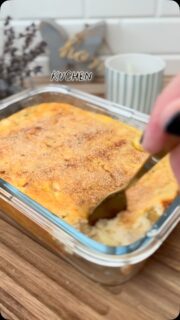 Kuchen zum Frühstück… und trotzdem 42 g Protein? 🍎🤍  Ja, das geht. Und genau solche Rezepte haben meinen Alltag verändert.  Ich wollte nicht einfach nur weniger wiegen.
Ich wollte stärker, fitter und zufriedener mit meinem Körper werden. 💪🏼  Von 65 kg auf 55 kg – ganz nebenbei durch einen Alltag, den ich wirklich gerne lebe.
Ohne Verbote. Ohne Verzicht. Und ohne auf Kuchen zu verzichten. ✨  Dieser High Protein Apfelkuchen zeigt: Genuss und gesunde Ernährung passen zusammen.  🍎 42 g Protein pro Portion
🍎 ohne Proteinpulver
🍎 ohne Zuckerzusatz
🍎 perfekt als Frühstück oder Meal Prep  High Protein Apfelkuchen mit Grieß 🍎  Zutaten:
250 g Skyr
100 g Magerquark
40 g Weichweizengrieß
15 g Vanillepuddingpulver
1 Ei + 1 Eiweiß
110 g Apfel (gewürfelt)
1 TL Flohsamenschalen
Zimt-Erythrit nach Geschmack
Vanille-Erythrit nach Geschmack
Erythrit-Stevia nach Geschmack
5 g Backpulver  Zubereitung:
Alle Zutaten miteinander verrühren und in eine kleine Backform geben.
Bei 180 °C ca. 30–35 Minuten backen. 🍎  Ca. 438 kcal | 42 g Protein  Speichere dir das Rezept ab, wenn du Kuchen liebst und trotzdem etwas für dich tun möchtest. ❤️  #highproteinrezepte #proteinrezepte #zuckerfreierezepte #abnehmenohneverzicht #gesunderezepte