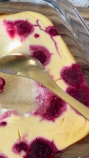 Du willst satt sein.
Du willst süß frühstücken.
Aber bitte ohne Zucker. Ohne Heißhunger. Ohne Snackattacke um 11 Uhr.  Dann speicher dir DAS.  Dieses Sättigungsbiest schmeckt wie warmes Himbeer-Eis mit Vanillepudding.
Ultra cremig.
40 g Protein.
Unter 400 kcal.
Und macht dich 4 Stunden satt!  Und nein — es schmeckt NICHT nach Magerquark.  ⸻  🥣 Rezept
(Anzeige)
300 g Magerquark
3 EL Erythrit-Stevia von @nosugarsugar.de 
15 g Vanille-Puddingpulver
1 Ei
Spritzer Zitronensaft
1/4 TL Guarkernmehl (für maximale Cremigkeit)
Handvoll TK-Himbeeren  Alles verrühren, Himbeeren daraufgeben.
27 Minuten bei 175 Grad Umluft backen.  Kurz abkühlen lassen → Konsistenz wie Ofen-Pudding trifft Eis-Dessert.  ⸻  Das Erythrit-Stevia ist von @nosugarsugar.de 
Du sparst dort dauerhaft 10 % mit dem Code Verena10 im Shop.  ⸻  🎯 Für wen ist das?  Für Frauen, die:  – Bauchfett reduzieren möchten 
– ihren Proteinbedarf easy decken möchten
– süß lieben, aber Zucker vermeiden
– keine Lust mehr auf trockenes Fitness-Essen haben
– morgens funktionieren müssen (Mama + Job 😉)  Das ist kein Snack.
Das ist deine Sättigungs-Strategie.  Speicher dir das für deinen nächsten Heißhunger-Moment.
Und folg mir, wenn du süß essen willst — ohne zuzunehmen. 
#highprotein #abnehmen #zuckerfrei #pudding #cheesecake