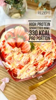 Okay aber… können wir bitte kurz über DIESE Bowl sprechen?! 🤩🤍  Ich wollte eigentlich nur mein Rezept filmen…und dann stand plötzlich nur noch sie im Mittelpunkt ✨  (Anzeige)
Diese wunderschöne Bowl ist von Alma Ceramics (@almaceramics_official) – mit ❤️ gefertigt in Portugal und jedes Stück ein kleines Unikat. Ich bin ehrlich: Ich bin ein bisschen verliebt 😍  Für meine Community gibt es 15% Rabatt im Shop mit dem Code: VERENA15 (gültig bis 29.04.26)  Und ja… das, was drin ist, ist auch nicht ganz unwichtig 😏👇  🍓🍫 High Protein Spaghettieis Bowl! Zuckerfrei, cremig & schmeckt wie das Original  Zutaten:  150 g Skyr  80 ml Schlagcreme (zum Aufschlagen)  100 g Erdbeeren  1 TL Zitronensaft  Vanille + Erythrit nach Geschmack  5–10 g weiße zuckerfreie Schokolade  Zubereitung: Schlagcreme steif schlagen. Skyr mit Vanille & Süße glatt rühren. Schlagcreme vorsichtig unterheben, in die Bowl geben. Erdbeeren pürieren, Zitronensaft unterrühren, dann unter die Creme ziehen (oder swirlen) & mit weißer Schokolade toppen.  Nährwerte:ca. 330 kcal | 23 g Protein  Speicher dir das… allein schon für die Bowl 🤍😏  #keramikliebe #highprotein #zuckerfrei #abnehmrezepte #abnehmen