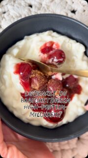 Dieser Protein-Milchreis aus dem Ofen schmeckt einfach wie Dessert 😍
Super cremig, vanillig, richtig sättigend und mit über 50 g Protein pro Portion 🤤  Und das Beste: Du brauchst keinen fertigen High-Protein-Milchreis.
Du kannst ihn ganz einfach selbst machen – ohne Zucker und ohne Sahne, dafür extra cremig.  ✨ Mein Trick:
Vanillepuddingpulver kommt in den Milchreis UND in die Kirschen.
Das macht alles schön dick, vanillig und unglaublich cremig.  Der Milchreis wird im Ofen besonders cremig und bekommt eine tolle Konsistenz.
Du kannst ihn aber genauso gut klassisch im Topf auf dem Herd zubereiten.  🍚 Protein-Milchreis aus dem Ofen
4 Portionen  Milchreis:
800 g Milch 1,5 %
180 g Milchreis
1 Prise Salz
1 TL Vanille  Alles in einen ofenfesten Topf mit Deckel geben und bei 160 °C Ober-/Unterhitze ca. 60 Minuten garen.
Nach 30 Minuten einmal umrühren.  Alternativ im Topf auf dem Herd kochen, bis der Reis weich ist.  Anschließend einrühren:
30 g Vanillepuddingpulver
100 g Milch oder Wasser
40 g Erythrit  Noch einmal kurz erhitzen, bis es schön cremig wird.  Dann unterrühren:
500 g Skyr
500 g Magerquark
80–100 g Mineralwasser für extra Cremigkeit  🍒 Kirschen:
1 Glas Sauerkirschen
etwas Kirschsaft
1 TL Vanillepuddingpulver  Puddingpulver mit etwas Kirschsaft verrühren, zu den Kirschen geben und kurz aufkochen lassen, bis die Kirschen andicken.  Und dann: Milchreis + warme Kirschen = absolutes Soulfood. 😍  Speichern nicht vergessen – den musst du ausprobieren! 🤍  #proteinmilchreis #proteinrezepte #zuckerfreierezepte #abnehmrezepte #proteinfrühstück