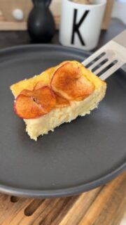Der saftigste Apfelkuchen, den ich je gemacht habe 🍏
und das ohne Zucker, ohne Öl und mit richtig viel Protein.  Perfekt, wenn du süß frühstücken willst, aber trotzdem gesund essen möchtest.
Super sättigend, schnell vorbereitet und ideal zum Mealprep.  Nährwerte pro Portion
310 kcal | 26 g Protein | 41 g KH | 4 g Fett  Rezept (3 Portionen)
(Anzeige)
500 g Magerquark
2 Eier
50 g Mehl
1 Pck Vanillepuddingpulver
3 kleine Äpfel (geraspelt)
50 g Erythrit-Stevia von @nosugarsugar.de 
2 TL Backpulver
Prise Salz
Zimt-Erythrit von @nosugarsugar.de nach Geschmack  Bei 180 °C Umluft ca. 35 Minuten backen.  Das Erythrit-Stevia und das Zimt-Erythrit sind von @nosugarsugar.de 
Mit meinem Code Verena10 spart ihr dauerhaft 10 % auf alles im Shop.  Speicher dir das Rezept, wenn du öfter Lust auf Süßes hast, aber trotzdem gesund bleiben willst.  #zuckerfrei #highprotein #gesundbacken #abnehmenohneverzicht #apfelkuchen