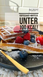 ☕🧇 Diese Waffeln haben unter 100 kcal… und schmecken wie im Café 😳  Ich schwöre: außen knusprig, innen fluffig –
und meine Kinder merken nicht mal, dass sie „gesund“ sind 🤭  Perfekt, wenn dich der Süßhunger trifft, aber du trotzdem dranbleiben willst ✨  ✨ Geheimtrick: Magerquark + Sprudel = SO fluffig!  Rezept:
• 500 g Magerquark
• 4 Eier
• 160-180 g Dinkelmehl
• 2 TL Backpulver
• Prise Salz
• 60 g Puder-Erythrit-Stevia
• 1 TL Vanille-Erythrit
• 30 ml Sprudel
• 1 EL Öl  Alles zusammenrühren und wichtig: etwas stehen lassen (ca. 10 Minuten, dann nochmal umrühren), Waffeln goldbraun ausbacken! ♥️  💡 Tipp: Mit Beeren & Skyr toppen → Gamechanger!  👉 Schick das deiner Freundin, die IMMER Lust auf Waffeln hat 😅  #waffeln #zuckerfrei #proteinwaffeln #kalorienarm #fitfood