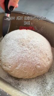 📍REZEPT: Skyr-Brot!  Heute wurde mir mal wieder bewusst, wie teuer Brot eigentlich geworden ist! Wahnsinn! Dabei geht das doch so schnell - ein Brot backen. Die Zutaten hat man meist eh zuhause. Und außerdem schmeckt‘s viel besser als vom Bäcker oder?  Eines meiner liebsten Brote, hab ich Euch hier aufgeschrieben:  Du brauchst: 
• 370g Wasser, lauwarm
• 10 frische Hefe
• 1 TL Honig
• 550g Dinkelmehl
• 200g Dinkelvollkorn 
• 165g Skyr
• 1,5 TL Salz
• 2 TL Backmalz  So geht‘s:
Den Skyr zusammen mit dem Wasser in einen Topf geben und bei schwacher Hitze etwa handwarm erwärmen.
Den Honig und die Hefe dazu geben und darin auflösen (oder im TM: alles 3 Minuten / 37 Grad / Stufe 1).
Die restlichen Zutaten zugeben und gut verkneten (TM: 5 Minuten / Knetstufe).
Den Teig in eine Rührschüssel mit Deckel geben und über Nacht im Kühlschrank mindestens 12 Stunden gehen lassen.
Nach der Gehzeit: Den Ofenmeister fetten und etwas bemehlen. Den Teig aus der Rührschüssel nehmen, auf die Teigunterlage geben und nochmals kneten. Den Teig mit etwas Spannung zu einer Kugel formen.
Die Teigkugel in den Ofenmeister geben, mit etwas Mehl bestäuben und ca. 5 Mal mit einem scharfen Messer einritzen. Den Deckel aufsetzen und den Ofenmeister in den kalten Backofen stellen.
Das Brot bei 230 Grad Ober- und Unterhitze für ca. 65 Minuten backen und nach dem Backen sofort aus dem Topf nehmen.  #brotbacken #brot #rezept #ofenmeister #backen