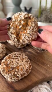 🐣 OSTERN OHNE STRESS – aber mit richtig guten Brötchen?!  Diese herzhaften Karotten-Skyr-Brötchen sind mein Geheimtipp, wenn’s schnell gehen muss und trotzdem ALLE begeistert sein sollen 😏  ✔️ 5 Minuten Teig
✔️ kein Gehenlassen
✔️ proteinreich & sättigend
✔️ perfekt für Brunch, Brotdose & Mealprep  Und ja… sie sind so saftig, dass wirklich keiner merkt, wie „gesund“ sie sind 😮‍💨  Wenn du dieses Wochenende:
👉 keinen Nerv für komplizierte Rezepte hast
👉 deine Familie glücklich machen willst
👉 oder einfach eine schnelle, gesunde Lösung brauchst  ➡️ dann SPEICHER dir das jetzt. Du wirst es brauchen.  ⸻  🥕 Rezept (8 Brötchen)  400 g Skyr
240 g Vollkornmehl
50 g geschrotete Leinsamen
2 TL Backpulver
1 TL Salz
120–150 g geriebene Karotten (ausgedrückt)  Optional: Kerne, Kräuter, Knoblauch  ➡️ Alles vermengen
➡️ Brötchen formen
➡️ Bei 180 °C ca. 30–35 Min backen  ⸻  🔥 Nährwerte pro Brötchen  ~145 kcal | 12 g Protein | 21 g KH | 2,5 g Fett  ⸻  💬 Schreib „REZEPT“, wenn du mehr schnelle & gesunde Ideen willst!  📌 Speichern & an deine Freundin schicken, die IMMER sagt „ich hab keine Zeit“ 😄  ⸻  #protein #proteinreich #schnellerezepte #brötchen #abnehmrezepte