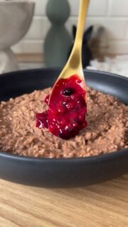 Bin ich eigentlich die Einzige,
die ihren Tag am liebsten schon mit Pudding beginnt? 😅🍫  Weil ganz ehrlich…
morgens hab ich keine Lust auf kompliziert.  Ich will einfach etwas,
das schnell geht,
richtig gut schmeckt
und mich lange satt hält.  Und genau das hier ist mein Go-To.  👉 unverschämt cremig
👉 schokoladig
👉 proteinreich  Und das Beste?
Kein Heißhunger mehr vormittags.  ⸻  ✨ Schoko-Pudding-Oats (2 Portionen):  100 g Haferflocken
500 ml Milch
➡️ kurz aufkochen  ½–1 Päckchen Schoko-Puddingpulver + Schluck Milch
➡️ einrühren & köcheln lassen  1 EL Erythrit-Stevia (optional)  90 g Magerquark
➡️ unterrühren für extra Protein 💥  Topping:
100 g Waldbeeren + ½ EL Erythrit-Stevia
➡️ kurz aufkochen & drüber  Pro Tipp:
Auch als Overnight-Version mega praktisch!  ⸻  Das fühlt sich nicht nach „gesund“ an…
aber genau das macht es so nachhaltig 😏  ⸻  Jetzt du 👇
👉 Team süßes Frühstück oder herzhaft?  Schreib’s in die Kommentare – ich bin gespannt!  ⸻  Speicher dir das ab (perfekt für stressige Morgen 😅)
& schick’s jemandem, der morgens nie weiß, was er essen soll 🍫  #protein #pudding #zuckerfrei #abnehmrezepte #gesunderezepte