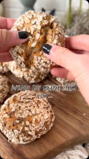 🥕 BRÖTCHEN OHNE HEFE, OHNE GEHENLASSEN & MIT EXTRA PROTEIN! Diese Karotten-Skyr-Brötchen sind wirklich so einfach gemacht und dabei richtig schön saftig. 😍 ✔️ 5 Minuten Teig
✔️ kein Gehenlassen
✔️ proteinreich & sättigend
✔️ super fürs Frühstück, die Brotdose oder Mealprep
✔️ mit ganz einfachen Zutaten Und das Beste: Sie schmecken überhaupt nicht nach „gesundem Ersatz-Brötchen“. 😏 Wenn du morgens schnell etwas auf dem Tisch haben möchtest oder einfach Lust auf selbstgemachte Brötchen hast, ohne erst ewig auf Hefeteig zu warten → unbedingt ausprobieren! 🥕 REZEPT | 8 Brötchen 400 g Skyr
240 g Vollkornmehl
50 g geschrotete Leinsamen
2 TL Backpulver
1 TL Salz
120–150 g geriebene Karotten, gut ausgedrückt Optional: Kerne, Kräuter oder Knoblauch ➡️ Alles miteinander vermengen
➡️ 8 Brötchen formen
➡️ Bei 180 °C ca. 30–35 Minuten backen 🔥 Nährwerte pro Brötchen:
ca. 145 kcal | 12 g Protein | 21 g KH | 2,5 g Fett 📌 Speichern, wenn du schnelle, proteinreiche Rezepte liebst – und schick das Rezept an jemanden, der morgens auch keine Lust auf kompliziertes Backen hat. 😄 #proteinreich #proteinrezepte #brötchen #schnellerezepte #abnehmrezepte