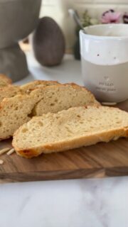 Ich bin diejenige, die alles isst –  aber irgendwann verstanden hat, dass Verzicht nicht die Lösung ist. 🤍  Ich habe aufgehört, mich zu quälen.
Aufgehört, ständig neu anzufangen.  Und stattdessen angefangen, Dinge smarter zu machen.  Dieser Osterzopf ist genau das:
✔️ zuckerfrei
✔️ alltagstauglich
✔️ für die ganze Familie  Und das Beste?
Du sparst dir im Vergleich zum klassischen Hefezopf über 600 Kalorien – ohne auf Genuss zu verzichten.  ✨ Nährwerte (ca.):
Klassischer Hefezopf: ~2200–2600 kcal
Mein Quarkzopf: ~1700–1900 kcal  = ca. 50 kcal weniger pro Stück (bei 12 Scheiben)  Und ganz ehrlich…
mit Butter & Marmelade? Schmeckt einfach nach Zuhause 🐣  ———  ✨ Rezept:
250 g Magerquark
50 g Crème fraîche leicht
2 Eier
70–90 g Erythrit-Stevia
Abrieb ½ Zitrone
1 Pck. Vanillezucker / Aroma
90 ml Öl
5 EL Milch
500 g Mehl
1 Pck. Backpulver
1 Prise Salz  👉 Alles verrühren, zu einem Teig kneten, flechten
👉 Mit Eigelb + Milch bestreichen
👉 Bei 180 °C Ober-/Unterhitze ca. 30–40 Min backen  💡 Tipp: In ein Geschirrtuch wickeln = extra saftig!  ———  Speicher dir das für Ostern – du wirst es lieben 🤍  #zuckerfrei #familienküche #osterrezepte #einfachbacken #gesundbacken