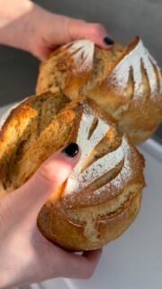 Wir in Deutschland sagen nicht:  Ich backe mein Brot selbst…
wir sagen: Dafür hätte ich ja keine Zeit. 😉  …bis du einmal diesen Duft in deiner Küche hast 🤍
Knusprige Kruste, fluffige Krume – und plötzlich fragst du dich, warum du es nicht schon viel früher gemacht hast.  Heute verrate ich euch eines meiner liebsten Brotrezepte:
✨ Dinkel-Buttermilch-Zwilling ✨
Einfach, gelingsicher und perfekt für den Alltag (ja, auch mit Kindern 😉)  Du brauchst:
700g Dinkelmehl
100g Dinkelvollkornmehl
2 EL Olivenöl
2 TL Salz
1 TL Honig
500g Buttermilch
10g Hefe
50g Wasser
2 TL Backmalz  So geht’s:
Buttermilch, Wasser & Öl leicht erwärmen (handwarm).
Honig & Hefe darin auflösen.
Restliche Zutaten dazu und gut verkneten.
👉 Teig über Nacht (mind. 12h) in den Kühlschrank.  Am nächsten Tag:
Teig halbieren, Kugeln formen, in den Ofenmeister setzen, einschneiden.
In den kalten Ofen stellen und bei 230°C ca. 60 Minuten backen.  Und dann: genießen. Frisch. Warm. Mit Butter. Fertig. 🤍  Speicher dir das Rezept ab & schreib mir „BROT“, wenn du’s ausprobierst 😍  👉 #brotliebe
👉 #foodreels
👉 #viralreels
👉 #backenmachtglücklich
👉 #selbstgebacken