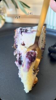 Ich lehne mich heute weit aus dem Fenster… aber das ist einer der leckersten zuckerfreien Kuchen, die ich je gebacken habe! 🤯🫐 Lockerer Rührteig, saftige Heidelbeeren und cremige Quarkkleckse – und niemand würde glauben, dass er ohne Haushaltszucker gebacken ist. 😍 ✨ Pro Stück (12 Stück): ca. 227 kcal & 8,4 g Eiweiß 💙 💾 Speicher dir das Rezept unbedingt ab – den wirst du garantiert öfter backen! Werbung | Kooperation mit @nosugarsugar.de 🫐 Heidelbeer-Quarkkuchen (26-cm-Springform) Zutaten Für den Teig:
✨ 3 Eier
✨ 150 g Complete Sweet von @nosugarsugar.de
✨ Vanille-Erythrit von @nosugarsugar.de
✨ 200 ml Milch
✨ 90 ml neutrales Öl
✨ 350 g Mehl
✨ 2 EL Speisestärke
✨ 1 Päckchen Backpulver
✨ 300 g TK-Heidelbeeren Für die Quarkkleckse:
✨ 275 g Magerquark
✨ 40 g Erythrit-Stevia von @nosugarsugar.de
✨ 1 Ei
✨ Vanille-Erythrit von @nosugarsugar.de Zubereitung:
Backofen auf 175 °C Ober-/Unterhitze vorheizen. Eier mit Complete Sweet und Vanille-Erythrit schaumig schlagen. Milch und Öl unterrühren. Mehl, Speisestärke und Backpulver vermischen und kurz unterheben. Den Teig in eine gefettete 26-cm-Springform geben und die gefrorenen Heidelbeeren gleichmäßig darauf verteilen. Magerquark, Ei, Erythrit-Stevia und Vanille-Erythrit verrühren und mit einem Löffel als kleine Kleckse auf dem Teig verteilen. Den Kuchen ca. 45 Minuten backen, vollständig auskühlen lassen und genießen. 🤍 Mit meinem Code VERENA10 spart ihr dauerhaft 10 % auf das gesamte Sortiment von @nosugarsugar.de. 🫶 Wenn ihr ihn nachbackt, markiert mich unbedingt – ich freue mich riesig auf eure Bilder! 🫐💙 * #zuckerfrei
* #heidelbeerkuchen
* #quarkkuchen
* #einfachbacken
* #gesunderezepte