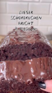 ❌ Dieser Schokokuchen bricht drei Regeln. ❌  …und genau deshalb musst du ihn ausprobieren. 🍫😏  ❌ kein Zucker
❌ kein trockener „Diätkuchen“
❌ kein Verzicht auf Schokolade  Stattdessen: super saftig, schokoladig & richtig schön fudgy – mit ordentlich Schokolade im Teig und obendrauf. 🤎  Und das Beste: Er kommt komplett ohne Haushaltszucker aus.  Für alle, die …
✨ Kuchen lieben
✨ Zucker reduzieren möchten
✨ und keine Lust auf langweilige „schmeckt ganz okay“-Kuchen haben.  👉 Rezept speichern und unbedingt ausprobieren!  ⸻  🍫 SAFTIGER ZUCKERFREIER SCHOKOKUCHEN  für eine 30-cm-Kastenform  Zutaten
• 3 Eier
• 120 g neutrales Öl
• 180 g Erythrit-Stevia
• 90 g saure Sahne
• 180 g Milch oder ungesüßte Pflanzenmilch
• 270 g Dinkelmehl
• 45 g Backkakao
• 15 g Backpulver
• 1 Prise Salz
• 145 g zuckerfreie Schokodrops für den Teig
• 80–100 g zuckerfreie Schokodrops zum Bestreuen  Zubereitung  Eier, Süße und Öl verrühren.
Milch und saure Sahne unterrühren.  Dinkelmehl, Kakao, Backpulver und Salz miteinander vermischen und kurz unterheben – nicht zu lange rühren.  Schokodrops unterheben und den Teig in eine gefettete Kastenform geben.  Bei 170 °C Ober-/Unterhitze ca. 65–70 Minuten backen.  Noch warm 2–3 EL Milch über den Kuchen träufeln und mit den restlichen Schokodrops bestreuen.  Anschließend vollständig auskühlen lassen.  ⚠️ Mein Tipp: Bei der Stäbchenprobe dürfen ruhig noch ein paar feuchte Krümel am Stäbchen hängen. Genau dann bleibt er schön saftig. 🤎  #zuckerfrei #schokokuchen #schokoladenkuchen #zuckerfreibacken #zuckerfreierezepte
