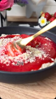SPAGHETTI-EIS ZUM FRÜHSTÜCK? 🍓🍨 Ja. Und genau deshalb fällt es mir so leicht, genug Protein zu essen. Ich möchte morgens satt sein.
Ich möchte Energie haben.
Ich möchte meinem Körper etwas Gutes tun. Aber ich möchte auch genießen. Dieses Spaghetti-Eis-Frühstück schmeckt wie ein Dessert, liefert über 35 g Protein, ist ballaststoffreich, ohne Zuckerzusatz und hält mich stundenlang satt. Für mich die perfekte Kombination aus Genuss und gesunder Ernährung. 💕 🍓 REZEPT Für die Puddingbasis:
▫️40 g Haferflocken
▫️150 ml Wasser
▫️50 ml Milch
▫️3 EL Erythrit-Stevia
▫️1 Prise Salz
▫️15 g Vanillepuddingpulver
▫️1 TL Flohsamenschalen
▫️150 g Magerquark
▫️100 g Skyr Topping: ▫️100 g Erdbeeren
▫️etwas Vanille-Erythrit
▫️4 weiße zuckerfreie Maxi-Schokodrops Zubereitung: Haferflocken fein mixen und zusammen mit Wasser, Milch, Süße und Salz aufkochen. Das Puddingpulver mit etwas Wasser glatt rühren, einrühren und kurz andicken lassen. Vom Herd nehmen und Magerquark, Skyr sowie Flohsamenschalen unterrühren. In eine Schüssel geben. Erdbeeren mit etwas Vanille-Erythrit pürieren und als „Erdbeersoße“ darüber verteilen. Weiße zuckerfreie Schokodrops hacken und als „Parmesan“ darüberstreuen. Fertig ist dein Spaghetti-Eis-Frühstück. 😍 Speicher dir das Rezept für morgen ab und schreib mir in die Kommentare: Würdest du Spaghetti-Eis zum Frühstück essen? 👇 #spaghettieis #highprotein #pudding #abnehmrezepte #fitfood
