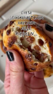 Diese Schokobrötchen brechen wirklich ALLE Regeln. ❌
Und genau deshalb solltest du sie ausprobieren. 😏🍫  Kein Zucker.
Keine Hefe.
Keine Gehzeit.
➡️ Dafür weich, schokoladig, proteinreich und richtig sättigend.  Das Beste? Du bekommst dieses „Ich brauche jetzt unbedingt was Süßes“-Gefühl, ohne danach direkt wieder auf die Suche nach dem nächsten Snack zu gehen. 🙈  Denn wenn du beim Abnehmen nicht auf Schokolade und Gebäck verzichten willst, sind solche zuckerfreien Schokobrötchen genau das, was auf deinem Speiseplan noch gefehlt hat. 🤎  ✨ High Protein
✨ ohne Zuckerzusatz
✨ schnell gemacht
✨ perfekt zum Frühstück oder als süßer Snack  Und jetzt mal ehrlich:
👉 Würdest du auf den ersten Blick glauben, dass diese Schokobrötchen „gesund“ sind? 👀  REZEPT SPEICHERN – du wirst es brauchen. 🔐
Und wenn du sie nachbacken willst, kommentiere REGELBRECHER. 😏👇  —————————————  🍫 MINI-REZEPT | ca. 8–10 Schokobrötchen  Zutaten:
• 300 g Dinkelmehl
• 2 TL Backpulver
• 1 Prise Salz
• 50 g neutrales Öl
• 20 g Milch
• 250 g Magerquark
• 1 Ei
• 50 g Erythrit-Stevia
• 1 TL Vanille-Erythrit
• 100 g zuckerfreie Mini-Schokodrops  Zum Bestreichen:
• 1 Ei + etwas Milch, verquirlt  👩🏼‍🍳 So geht’s:
1️⃣ Alle Zutaten kurz zu einem weichen Teig verrühren – nicht kneten.
2️⃣ 8–10 Brötchen formen.
3️⃣ Mit dem Ei-Milch-Mix bestreichen.
4️⃣ Bei 200 °C Ober-/Unterhitze ca. 30 Minuten goldbraun backen.
5️⃣ Warm aufbrechen. Schokolade genießen. Satt bleiben. 😏🍫  💡 Tipp: Am besten direkt speichern, bevor du das Rezept später wieder suchst. 😉  #zuckerfrei #schokobroetchen #highproteinrezepte #abnehmrezepte #highprotein