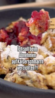Ich soll beim Abnehmen auf Kaiserschmarrn verzichten?! Sorry, aber NEIN. 😳  Denn während der klassische Kaiserschmarrn schnell richtig viele Kalorien hat, mache ich mir einfach diese Version. 🤤  Ohne zugesetzten Zucker.
Mit ca. 34 Gramm Protein.
Und so fluffig, dass du beim ersten Bissen wirklich vergisst, dass das hier ein Abnehm-Rezept ist.  Und das Beste: Du brauchst dafür keine komplizierten Zutaten. ❤️  🍽️ PROTEIN KAISERSCHMARRN  Zutaten für 1 große Portion:
• 120 g Skyr
• 60 g Dinkelmehl
• 2 Eier
• 50 g Erythrit-Stevia
• ca. 10 g Fett zum Ausbacken  So geht’s:
1️⃣ Eier trennen.
2️⃣ Eigelb mit Skyr, Dinkelmehl und Erythrit-Stevia verrühren.
3️⃣ Eiweiß steif schlagen und vorsichtig unterheben – das ist der Trick für die fluffige Konsistenz! 😍
4️⃣ In ca. 10 g Fett in der Pfanne ausbacken und anschließend in Stücke reißen.
5️⃣ Mit Puder-Erythrit bestäuben.  🍓 Dazu passen Beeren oder zuckerfreies Apfelmus.  📊 NÄHRWERTE ca. für die gesamte Portion:
🔥 ca. 515 kcal
💪 ca. 34 g Protein
🍞 ca. 47 g Kohlenhydrate
🧈 ca. 22 g Fett
🍬 ca. 5–6 g Zucker  Die Nährwerte können je nach verwendetem Skyr, Erythrit-Stevia und tatsächlich verwendeter Fettmenge leicht abweichen.  📌 Speicher dir das Rezept für deinen nächsten Süßhunger!
📤 Schick es jemandem, der gerade abnehmen möchte und trotzdem Kaiserschmarrn liebt.
➕ Folge mir, wenn du Abnehmen ohne Verzicht und zuckerarme Rezepte liebst. ❤️  👇 Und jetzt: Team Original oder Team Protein-Kaiserschmarrn?  #kaiserschmarrn #highprotein #abnehmrezepte #zuckerfrei #abnehmenohneverzicht