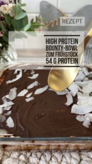 🍫🥥 Das schmeckt wie Bounty – ist aber mein Frühstück. 😍 Ich liebe Rezepte, die sich wie ein Dessert anfühlen und mich trotzdem lange satt halten. 🤍 Diese High-Protein Bounty Bowl ist super cremig, schmeckt unglaublich lecker und kommt ganz ohne klassischen Zucker aus. Für die Kokoscreme habe ich Ciao Coco, Vanille-Erythrit und Erythrit-Stevia von @nosugarsugar verwendet – die perfekte Kombination für süßen Genuss ohne klassischen Zucker. 🥥✨ (Werbung) 🥣 Zutaten (1 große Portion) Für den Schokoboden:
• 1 Ei (Größe M)
• 150 g Skyr natur
• 20 g zarte Haferflocken fein gemahlen
• 5 g Backkakao
• 15–20 g Erythrit-Stevia von @nosugarsugar.de
• ½ TL Backpulver
• 1 Prise Salz
• Vanille-Erythrit von @nosugarsugar.de Für die Kokoscreme:
• 250 g Skyr natur
• 15 g Kokosraspel
• 2 TL Ciao Coco von @nosugarsugar.de
• Vanille-Erythrit nach Geschmack Für das Topping:
• 20 g Zartbitterschokodrops Mini oder Maxi von @nosugarsugar.de
• 2–3 g Kokosöl (optional) Mit dem Code Verena10 sparst du dauerhaft 10% im Shop von @nosugarsugar.de 👩🏼🍳 Zubereitung 1. Backofen auf 175 °C Ober-/Unterhitze vorheizen.
2. Alle Zutaten für den Boden verrühren und in eine kleine ofenfeste Form geben.
3. 18–22 Minuten backen und anschließend vollständig auskühlen lassen.
4. Skyr, Kokosraspel, Ciao Coco und Vanille-Erythrit verrühren und auf dem Boden verteilen.
5. Schokolade (und optional Kokosöl) schmelzen, über die Creme geben und die Bowl für mindestens 30 Minuten kalt stellen. 💪 Nährwerte (ca.)
✨ 530 kcal
🥛 54 g Protein
🍫 28 g Kohlenhydrate
🥥 19 g Fett Wer würde diese Bowl auch sofort zum Frühstück essen? 😍👇 #highprotein #zuckerfrei #bounty #frühstücksbowl #ohnezucker