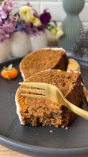 Ich habe aufgehört,…  …mich zu verbieten.  Und angefangen, es besser zu machen.  Früher war ich in diesem Kreislauf gefangen:
👉 verzichten
👉 durchhalten
👉 scheitern
👉 von vorne anfangen  Heute ist da Ruhe.
Und ein neues Gefühl: Kontrolle – ohne Verzicht.  Ich entscheide bewusst.
Und genau deshalb kann ich auch genießen. 🤍  Für genau dieses Gefühl liebe ich die Produkte von @nosugarsugar.de (Anzeige)  👉 Erythrit-Stevia
👉 Vanille-Erythrit  Zuckerfrei.
Alltagstauglich.
Und perfekt für die kleinen, süßen Momente mit meiner Familie ✨  So ist dieser Möhrenkuchen entstanden 🥕  Saftig.
Fluffig.
Voller Geschmack.
Und komplett ohne Zucker – aber mit allem, was ich liebe.  Und jetzt kommt’s:
👉 ca. 140 kcal pro Stück (bei 16 Stücken)  Genuss ohne schlechtes Gewissen?
Für mich längst Realität. 💥  Du sparst dauerhaft 10% mit dem Code Verena10 im Shop von @nosugarsugar.de  ⸻  🥕 Rezept:
• 300 g Karotten
• 6 Eier
• 270 g No Sugar Sugar Erythrit-Stevia
• 2 TL No Sugar Sugar Vanille-Erythrit
• Saft & Schale 1 Bio-Zitrone
• 2 TL Zimt
• 1 Msp Nelken
• Schuss Rum
• 300 g Haselnüsse
• 150 g Dinkelmehl
• 1 Pck. Backpulver
• 1 TL Natron
• Prise Salz  👉 180°C ca. 50–60 Minuten backen  Zitronenguss:
Zitronensaft + Sukrin icing powder (im Shop von @nosugarsugar.de )  ⸻  💥 Wenn du auch genug hast von Verzicht:
Speicher dir das Rezept & probier es aus.  #zuckerfrei #abnehmenohneverzicht #gesundbacken #möhrenkuchen abnehmrezepte