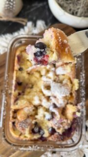 Der bessere Kaiserschmarrn aus dem Ofen 😏🫐
High Protein. Zuckerfrei. Und SO fluffig.  ❌ Klassisch: 800–1.000 kcal + Zucker
✅ Diese Version: High Protein Upgrade  ⸻  🍽️ REZEPT  Zutaten:
• 240 g Skyr
• 80 g Dinkelmehl
• 2 Eier (getrennt)
• 80 g Heidelbeeren 🫐
• 2 EL Erythrit-Stevia von @nosugarsugar.de 
• 1 TL Backpulver
• 1 Prise Salz  Zubereitung:
→ Eigelb + Zutaten verrühren
→ Eiweiß steif schlagen & unterheben
→ Heidelbeeren unterheben
→ 180°C ca. 20–25 Min backen
→ zerreißen & genießen 😍  ⸻  📊 NÄHRWERTE (GANZE FORM / 1 REZEPT)  🔥 ca. 750–800 kcal gesamt
💪 ca. 45–50 g Protein
🍞 ca. 85–90 g Kohlenhydrate
🧈 ca. 10–12 g Fett
🍬 0 g Zucker (ohne Toppings)  👉 ergibt 2–3 Portionen  ⸻  💬 Welche Version gewinnt bei dir – Original oder Protein? 👀👇
📌 Speichern für dein nächstes High-Protein Dessert 😏  ⸻  📢 Anzeige  Erythrit-Stevia von @nosugarsugar.de
Erythrit-Stevia-Puder von @nosugarsugar.de 
Code: Verena10 = dauerhaft 10% Rabatt 🫶 im Shop von @nosugarsugar.de  #protein #zuckerfrei #kaiserschmarrn #abnehmrezepte #highprotein