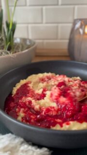 „Pudding zum Frühstück ist ungesund.“  …und genau das ist der Grund, warum so viele scheitern 🙃  Weil sie denken, sie müssten verzichten.  Ich hab’s anders gemacht:
👉 Ich esse, worauf ich Lust habe
👉 aber in schlau.  Ergebnis?
Kein Heißhunger.
Kein Snack-Chaos.
Und endlich ein Frühstück, auf das ich mich freue 😏  ⸻  ✨ Vanille-Pudding-Oats (2 Portionen):  100 g Haferflocken
500 ml Milch
➡️ kurz aufkochen  ½–1 Päckchen Vanille-Puddingpulver + Schluck Milch
➡️ einrühren & köcheln lassen  1 EL Erythrit-Stevia (optional)  80 g Skyr oder Magerquark
➡️ unterrühren für extra Protein 💥  Topping:
100 g Himbeeren + ½ EL Erythrit-Stevia
➡️ kurz aufkochen & drüber  Pro Tipp:
Auch als Overnight-Version mega praktisch!  ⸻  Ganz ehrlich:
Das fühlt sich nicht nach „gesund“ an… aber genau das ist der Trick.  ⸻  JETZT DU 👇
Hättest du gedacht, dass das „gesund“ sein kann?  Schreib „JA“ oder „NEIN“ in die Kommentare 👀  ⸻  Speichern nicht vergessen – das wirst du safe wieder machen
& schick’s jemandem, der morgens immer struggelt 😅  ⸻  #zuckerfrei #abnehmenohneverzicht #gesunderezepte #protein #pudding