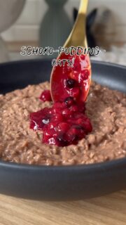 Bin ich eigentlich die Einzige, die ihren Tag am liebsten mit Schoko-Pudding beginnt? 😅🍫 Denn morgens habe ich wirklich keine Lust auf kompliziert. Ich will:
✨ schnell
✨ cremig
✨ schokoladig
✨ proteinreich
✨ und vor allem: lange satt Und genau deshalb sind diese Schoko-Pudding-Oats mein Go-To-Frühstück. 🥹 Sie schmecken eher nach Dessert als nach „gesundem Frühstück“ – und genau DAS liebe ich daran. 😏 🍫 Schoko-Pudding-Oats 2 Portionen • 100 g Haferflocken
• 500 ml Milch
• ½–1 Päckchen Schoko-Puddingpulver
• 90 g Magerquark
• 1 EL Erythrit-Stevia
• 100 g Waldbeeren So geht’s:
Haferflocken mit der Milch kurz aufkochen. Puddingpulver mit einem Schluck Milch glatt rühren, einrühren und kurz köcheln lassen. Erythrit-Stevia dazugeben und anschließend den Magerquark unterrühren. Waldbeeren mit etwas Erythrit-Stevia kurz aufkochen und als Topping darübergeben. 🍓 Pro-Tipp: Funktioniert auch wunderbar als Overnight-Version – perfekt für stressige Morgen. 🙌🏻 Und jetzt ehrlich:
Team süßes Frühstück 🍫 oder herzhaftes Frühstück 🥚? Schreib es mir in die Kommentare 👇🏻 Und speicher dir das Rezept ab – du wirst mir an einem hektischen Morgen dafür danken. 😅 #proteinfrühstück #pudding #zuckerfreirezepte #abnehmrezepte #highprotein