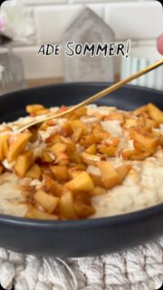 🍎🤎 ADE SOMMER. HELLO HERBST.  Ich glaube, ich habe gerade mein neues liebstes Herbstfrühstück gefunden. 🍂  Diese Apfel-Zimt-Pudding-Oats sind einfach alles, was ich im Herbst will: warm, cremig, kuschelig, richtig lecker und sooo sättigend. Und durch den Skyr & Magerquark steckt auch ordentlich Protein drin. 🤎  Und ganz ehrlich: Apfel + Zimt + Pudding = Herbst in einer Schüssel. 🍎✨  🍎 Apfel-Zimt-Pudding-Oats  Zutaten für 1 Portion:
• 40 g Haferflocken
• 15 g Vanillepuddingpulver
• 100 g Milch
• 100 g Wasser
• 100 g Skyr
• 150 g Magerquark
• 150 g Apfel
• 1 TL Zimt-Erythrit von @nosugarsugar.de 
• Erythrit-Stevia nach Geschmack von @nosugarsugar.de 
• etwas Vanille-Erythrit von @nosugarsugar.de 
• 1 Prise Salz  Für das perfekte Herbst-Topping:
✨ Zimt-Erythrit von @nosugarsugar.de 
✨ optional ein paar gehackte Walnüsse  So geht’s:
Apfel klein würfeln und mit etwas Wasser, Zimt-Erythrit und Erythrit-Stevia kurz weich köcheln lassen.  Haferflocken, Puddingpulver, Milch und Wasser verrühren und unter Rühren aufkochen, bis die Masse schön cremig andickt.  Vom Herd nehmen, Skyr und Magerquark unterrühren und mit Vanille-Erythrit, Salz und Erythrit-Stevia abschmecken.  Die Hälfte der warmen Äpfel unterheben, den Rest oben draufgeben und zum Schluss ordentlich Zimt-Erythrit darüberstreuen. 🍎🤎  Speicher dir das Rezept für den ersten richtig gemütlichen Herbstmorgen ab. 🍂  Und wenn du Apfel-Zimt genauso liebst wie ich: Schick es deiner Herbst-Bestie. 🤎  Werbung | Kooperation mit no Sugar Sugar  Das Erythrit-Stevia, Vanille-Erythrit und das Zimt-Erythrit in diesem Rezept sind von @nosugarsugar.de – für mich im Herbst einfach unverzichtbar. 🍂🤎  Mit meinem Code VERENA10 sparst du dauerhaft 10 % im Shop von @nosugarsugar.de.  👉 VERENA10 merken, Rezept speichern und ab in die Herbstküche. 🍎✨  #herbstfrühstück #apfelzimt #puddingoats #proteinfrühstück #zuckerfrei