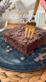 🍫 BROWNIES, DIE DU AUCH IN DER ABNEHMPHASE ESSEN KANNST. Und nein – dafür brauchst du weder Proteinpulver noch Verzicht auf Schokolade. 🤎 Diese Brownies sind super saftig, schokoladig, proteinreich und ohne zugesetzten Zucker. Perfekt für alle, die ab 40 merken: Ich möchte mich wieder wohler fühlen und vielleicht ein paar Kilo verlieren – aber ich habe absolut keine Lust mehr auf langweiliges „Diätessen“. 🙌🏻 🍫 BROWNIES Für 6 Stück • 4 Eier
• 4 Bananen
• 500 g Magerquark
• 100 g fein gemahlene Haferflocken
• 60 g Backkakao
• 40 g Vanille-Puddingpulver
• 2 TL Backpulver
• Vanille-Erythrit nach Geschmack
• 20–40 g Erythrit-Stevia
• 1 Prise Salz
• optional: zuckerfreie Schokodrops Zubereitung Bananen, Eier und Magerquark miteinander verrühren bzw. mixen. Haferflocken, Kakao, Puddingpulver, Backpulver, Salz und Süße dazugeben und zu einem glatten Teig verrühren. Optional Schokodrops darübergeben. In eine Form geben und bei 180 °C Ober-/Unterhitze ca. 25–30 Minuten backen. Wichtig: Nicht zu lange backen! Die Brownies dürfen in der Mitte noch leicht saftig sein. Nach dem Abkühlen werden sie fester. 📊 Nährwerte pro Stück ca. 290 kcal
ca. 20 g Protein
ca. 44 g Kohlenhydrate
ca. 6 g Fett
ca. 7 g Ballaststoffe Berechnet ohne optionale Schokodrops. Die tatsächlichen Werte können je nach Größe der Bananen und verwendeten Produkten leicht abweichen. 💾 Speicher dir das Rezept für deinen nächsten Schoko-Notfall. Und schick es an jemanden, der immer noch glaubt, dass Abnehmen automatisch Verzicht bedeutet. 😏 #abnehmenab40 #highprotein #zuckerfreirezepte #fitfood #brownies